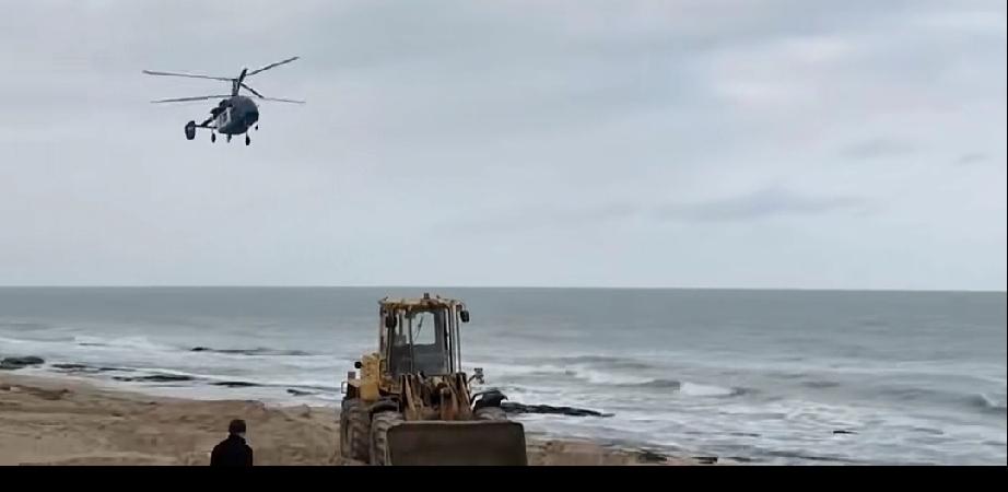 俄罗斯达吉斯坦共和国直升机事故致使多位航空技术人员丧生。视频呈现出一架直升机突然