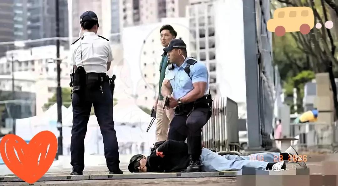 就在刚刚，香港出事了！一个美国人，在解放军舰队旁边放无人机，被当场拿下！