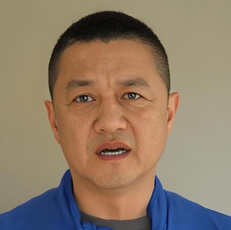 李亚鹏直播时被窦靖童喊了声“爸”，端着酒杯让他尝尝，满屏都是“父慈女孝”的夸赞，可镜头一关他就愁上了