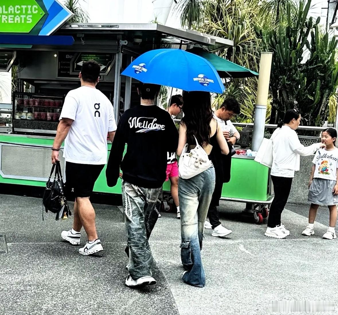 有网友在新加坡偶遇黄晓明，旁边的女生是新女友吗，他还贴心给撑伞！看来他和叶珂真分