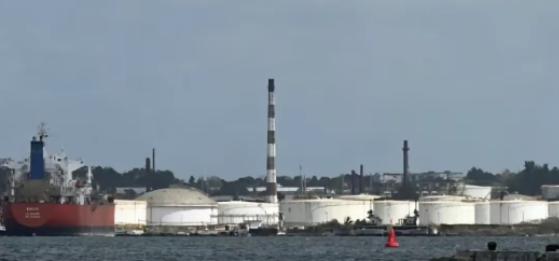 大批美籍武装人员被击毙后，白宫果不其然认怂了，宣布允许第三方对古巴出售石油！