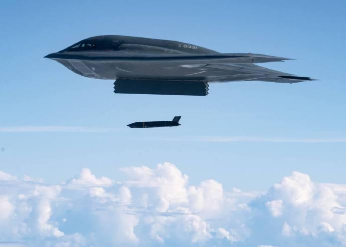 美国空军宣布，将AGM-158C远程反舰导弹（LRASM）与B-2A“幽灵”隐形