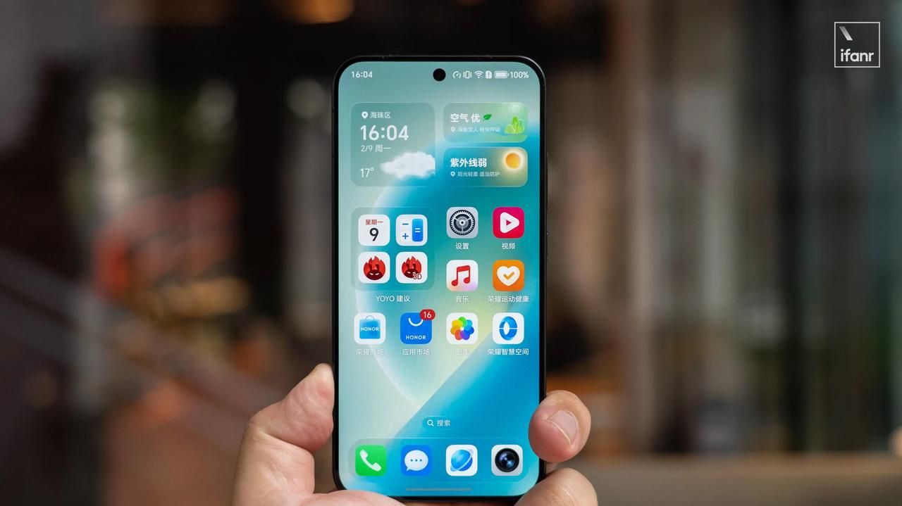 小屏党终于摆脱续航焦虑和拍照缩水的困扰，当友商还在轻薄和影像之间做选择之际，荣耀