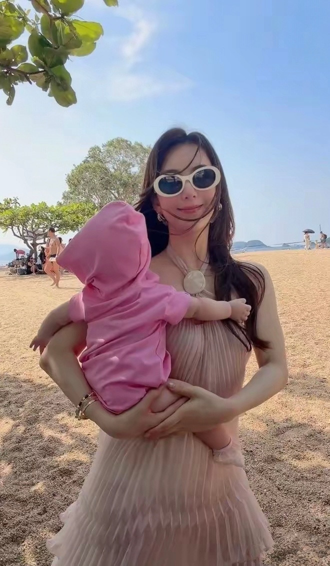 方媛母亲节晒照炸翻全网！三代同堂全是高颜值，郭天王真娶到宝了