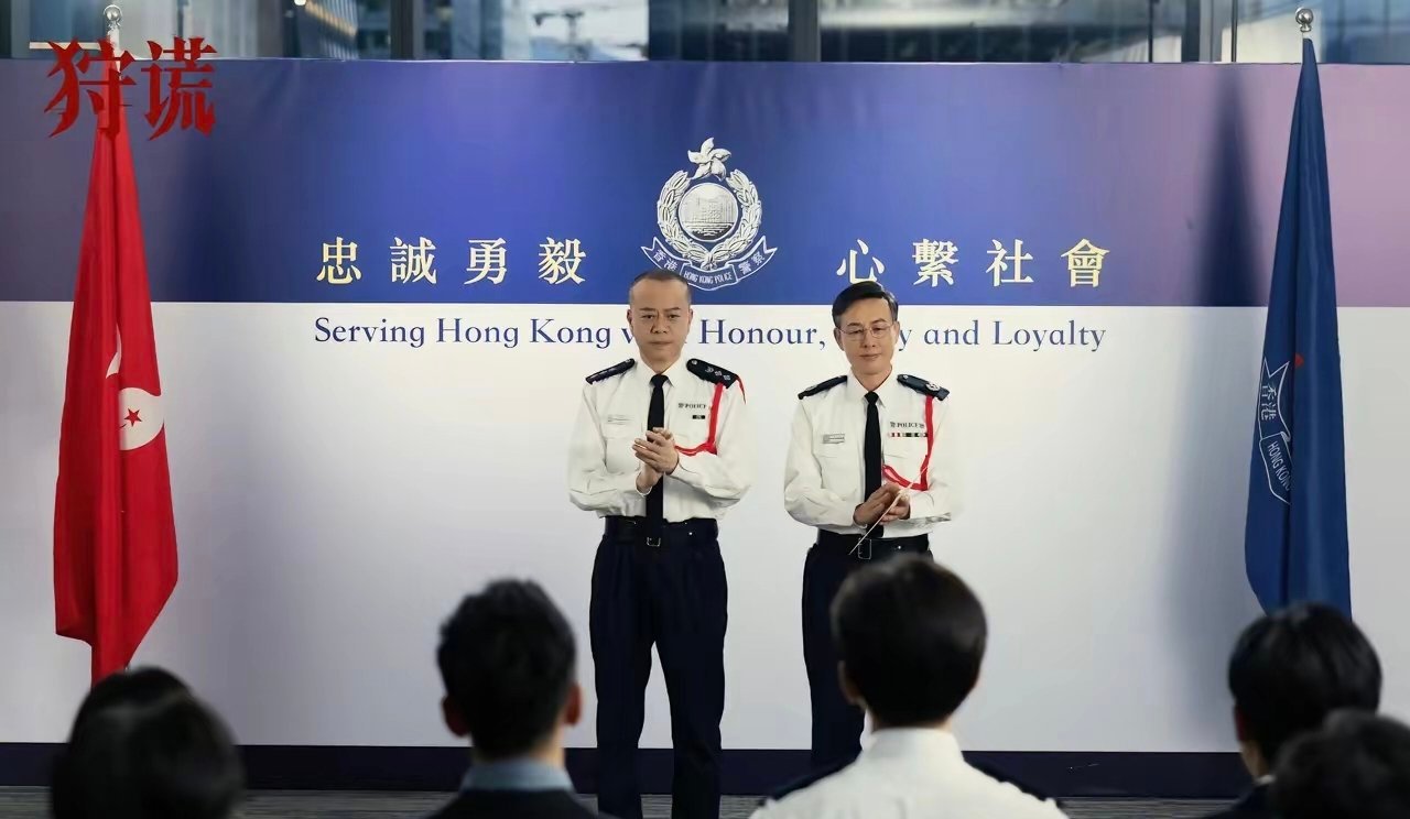 这不是张颂文吗？一身香港警队制服，京海混不下去了，去香港当警官了​​​