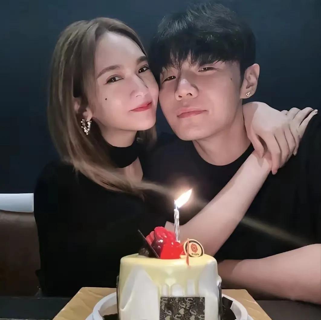 杨丞琳谈择偶观这事儿，最近在网上讨论度挺高。她在采访里说，看老公李荣浩，最先注意