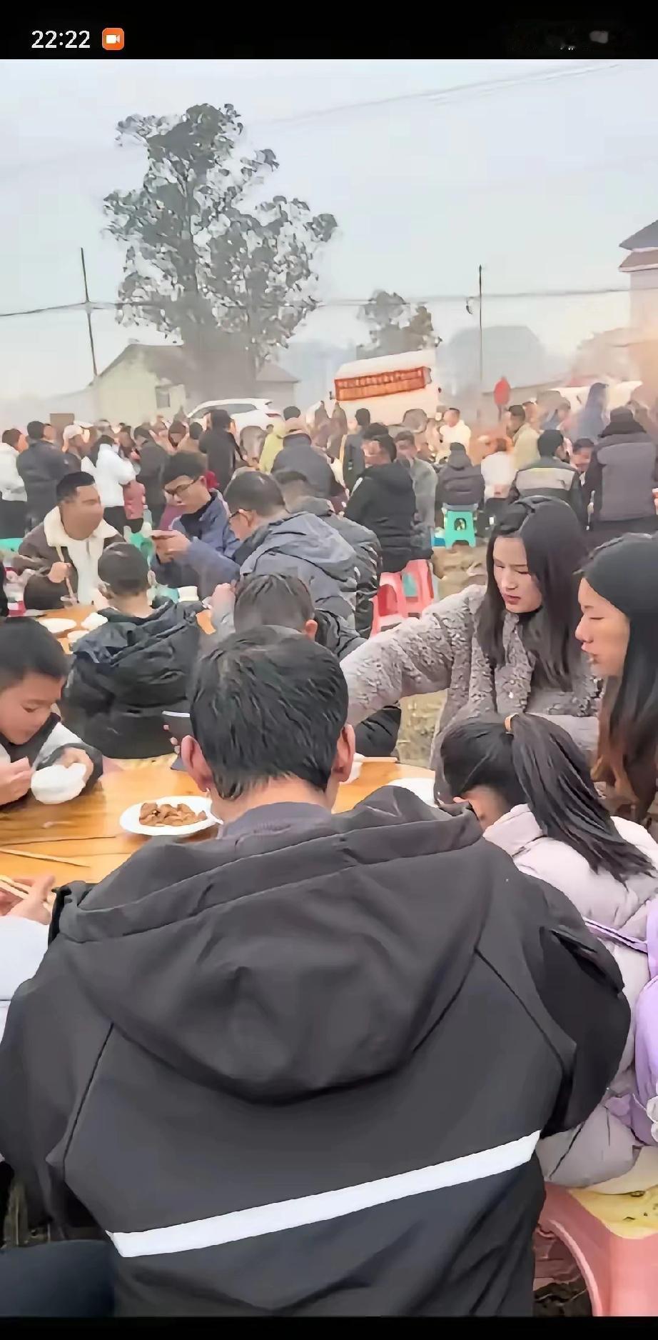 春晚冷清到没人提，合川杀猪宴却火成顶流，这反差简直戳破了当代人的娱乐真相！人民要