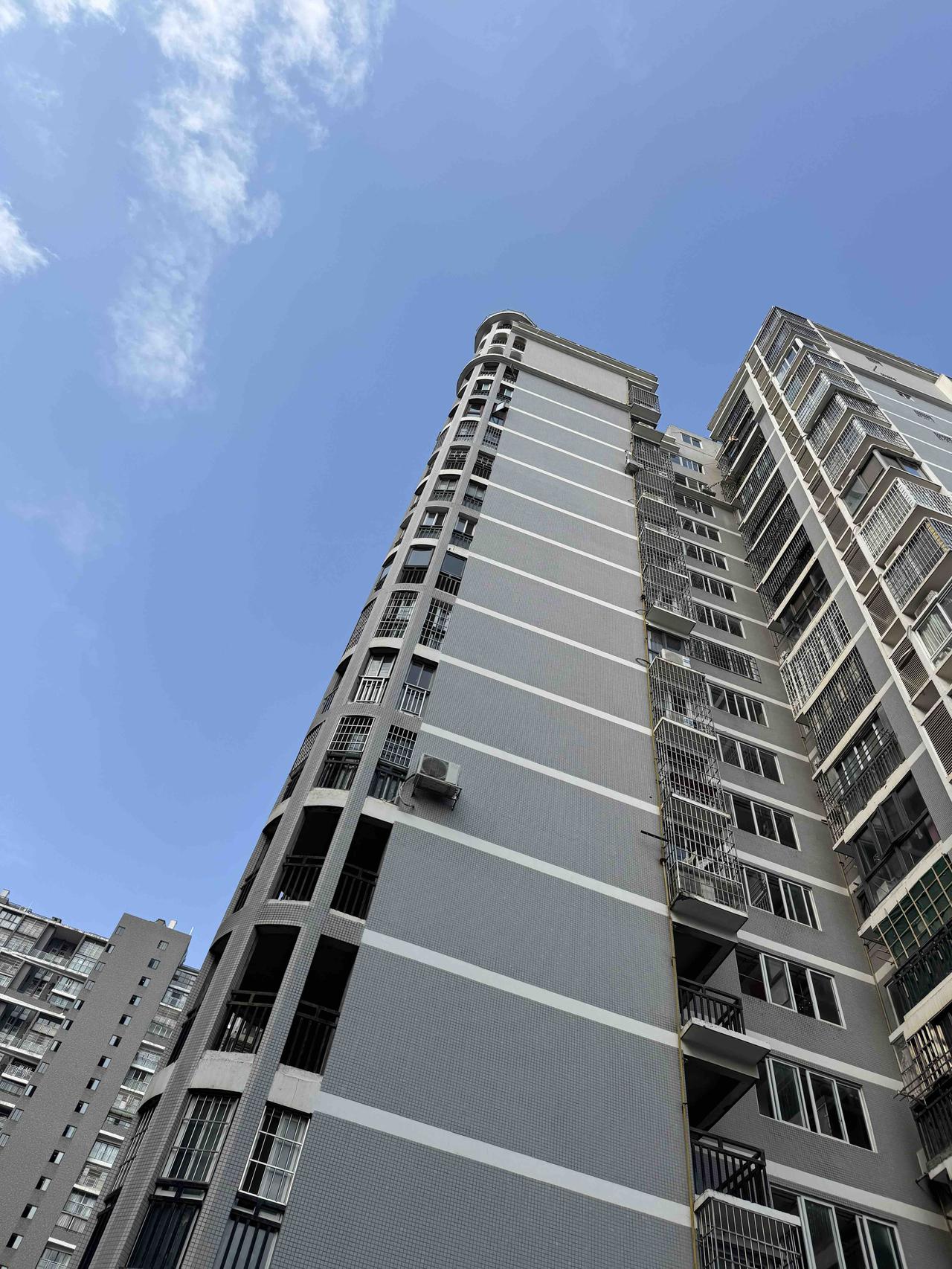 朋友把房子挂150万，有人开价135万，楼下邻居说太便宜了不能卖。可上周她却发现