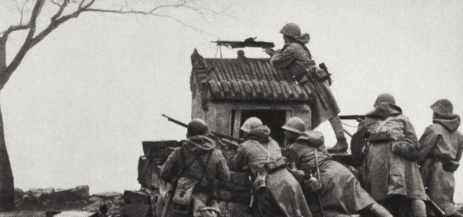 1942年，日军半夜将八路军包围，大家正商量如何突围时，教导员竟语出惊人：我建议