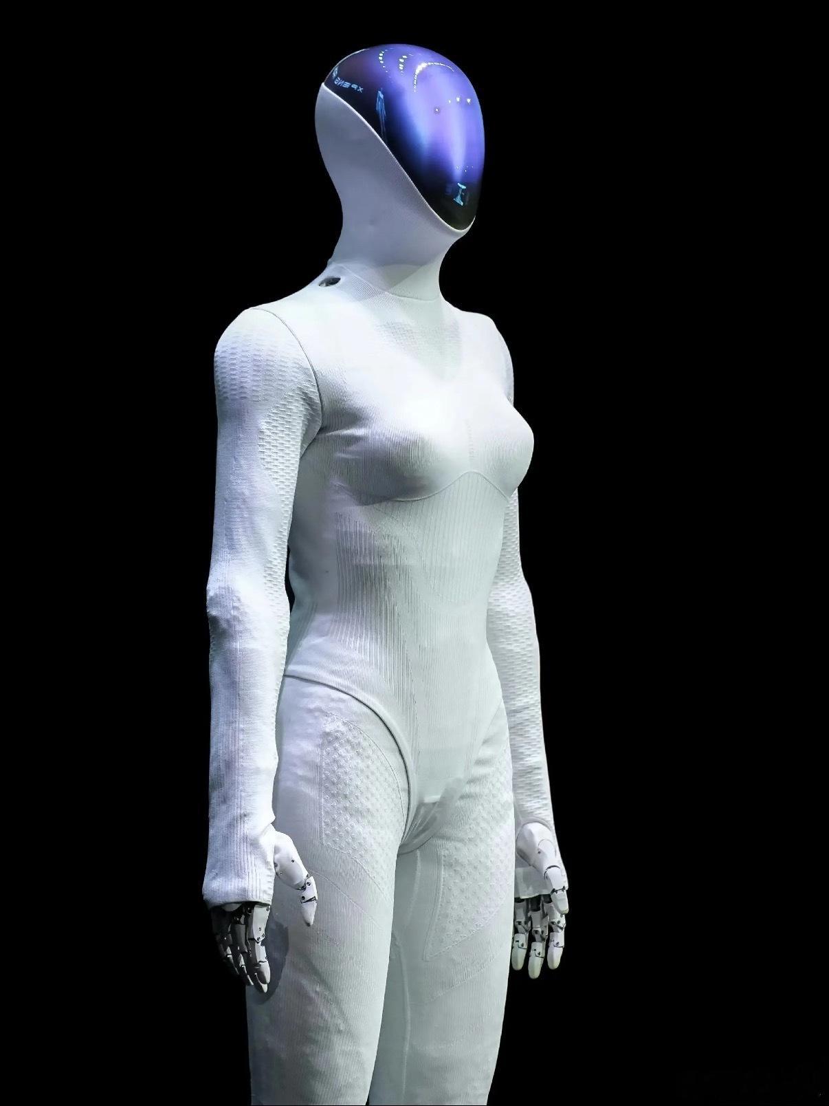 前两天小鹏全新IRON上市遭到质疑里边是真人，今天俄罗斯机器人亮相时挥手臂摔倒，