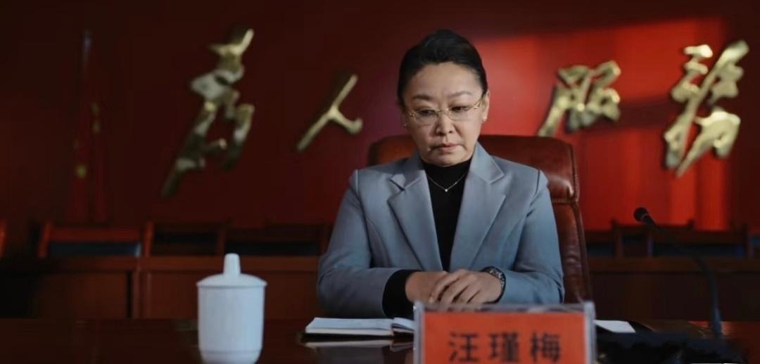 《生命树》真是没一个废镜头。图一，为人服务，不为民，图二，不忠、不为、不洁，但公