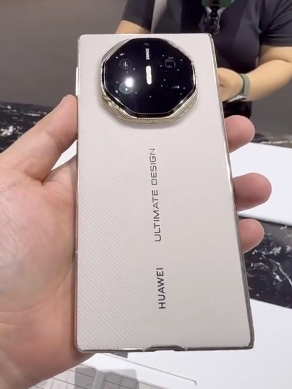 去线下店摸华为新三折叠了！果然白色yyds，华为MateXTs非凡大师这