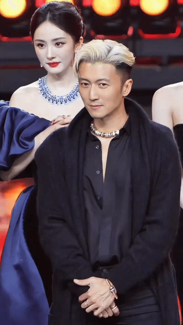 杨幂也就是在谢霆锋面前才会有这种小女生的羞涩姿态吧，她一直偷瞄站在身前的谢霆锋，