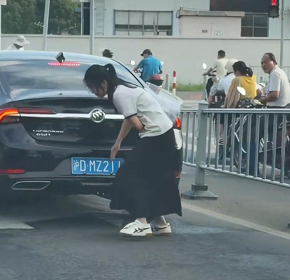 高考路上的一幕:坐帕拉梅拉的小姑娘，对着别克的211车牌咔咔一顿拜……网友锐评