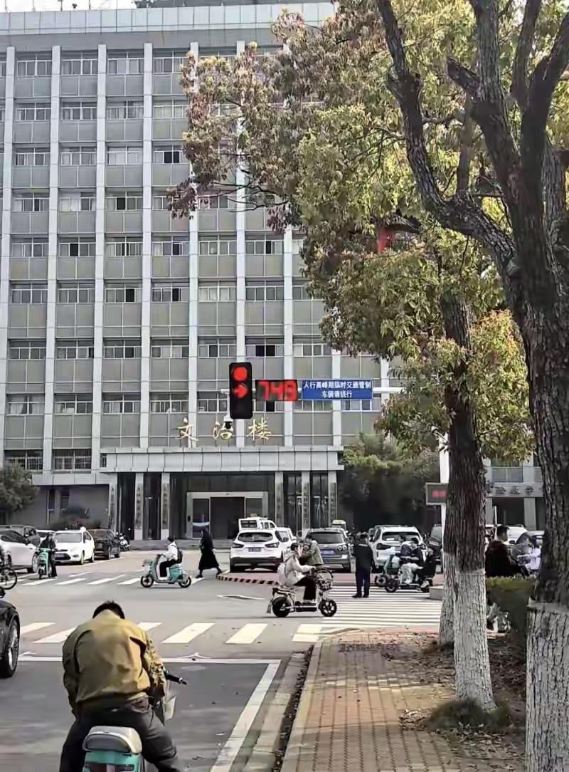 “等一个红绿灯，竟然要十多分钟?”近日，中南财经政法大学校内一处倒计时高达749