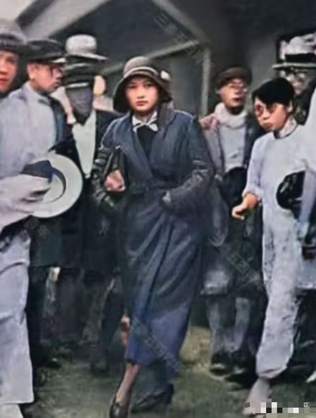 1931年宋庆龄母亲去世，宋庆龄从欧洲返回上海奔丧，刚一下火车，无意间被人拍到这