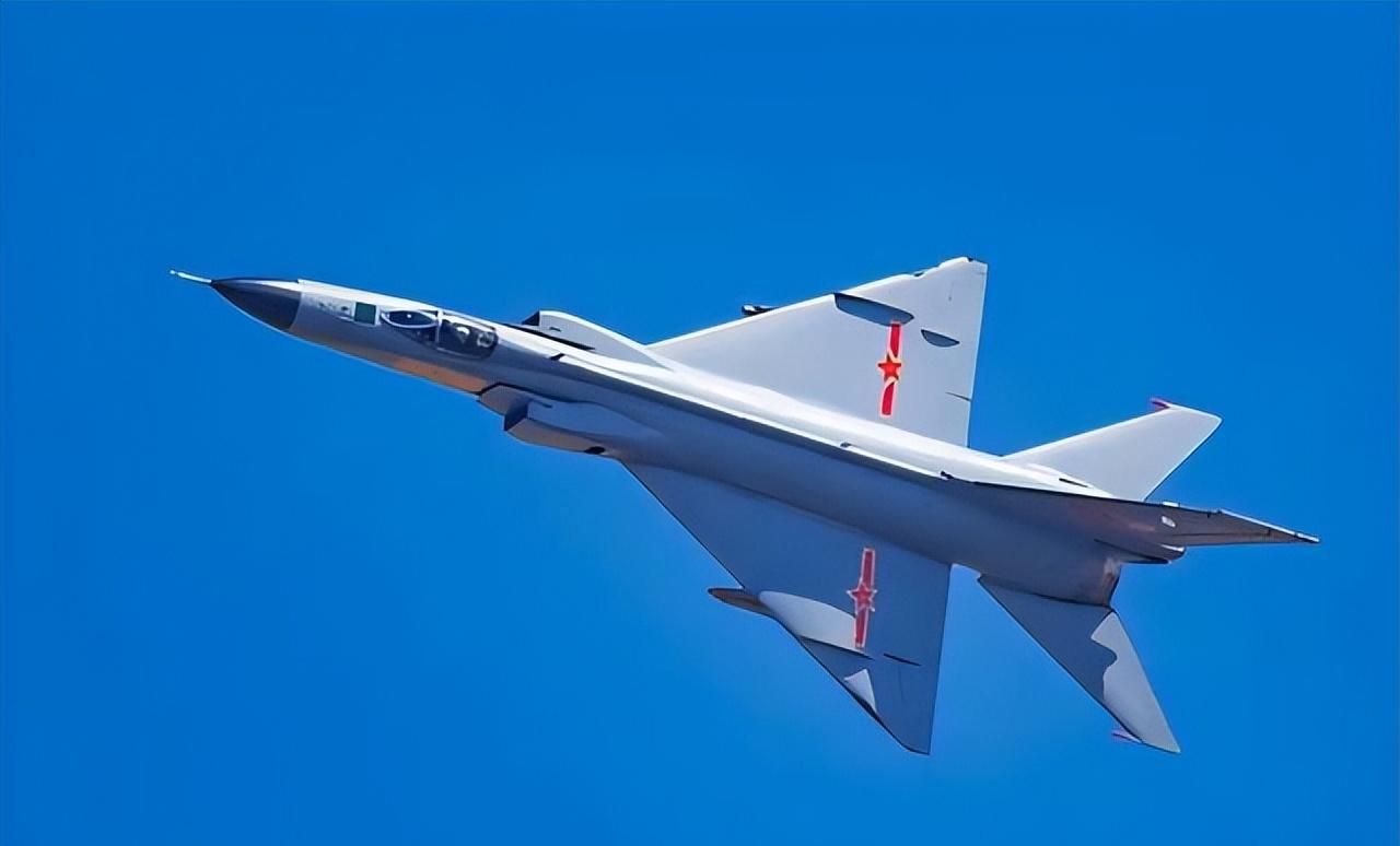 中国歼-8加速退役，美媒发现不对劲了，中国空军这笔账算得很妙。大量服役周期临近尾