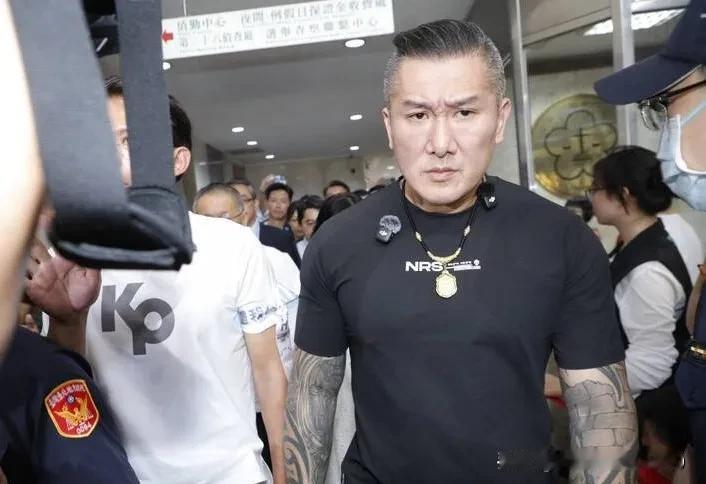 馆长可能染上大麻烦？因在节目上高喊“把赖清德狗头斩下来”，网红“馆长”被民进党