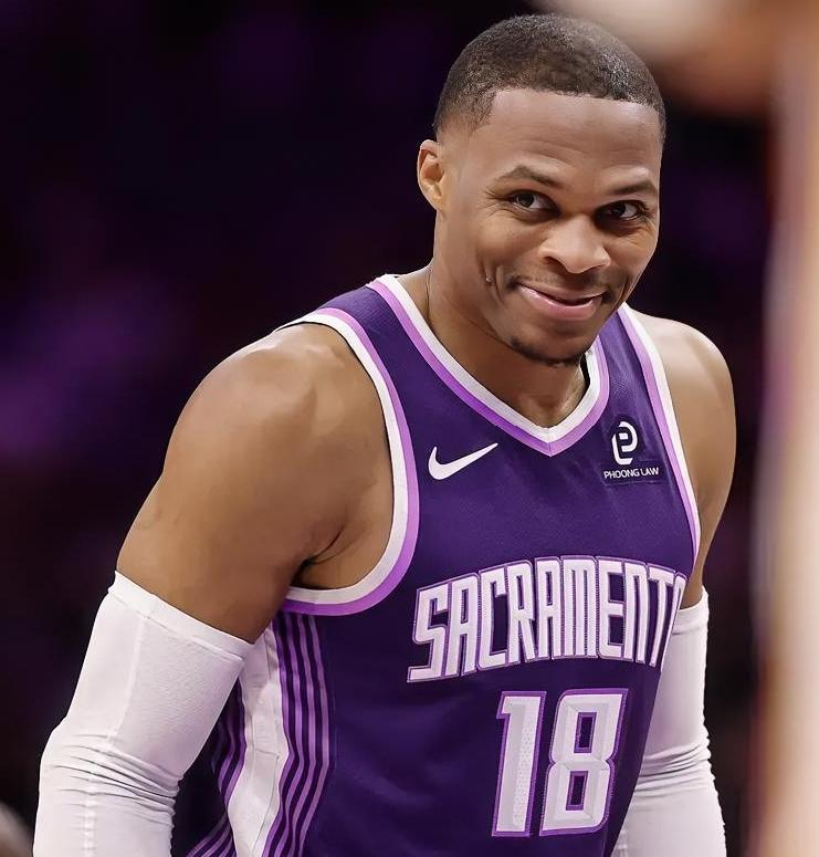 底薪老将威少21+6+11真香啊在国王要打成老大了看的出来其实威少现在不