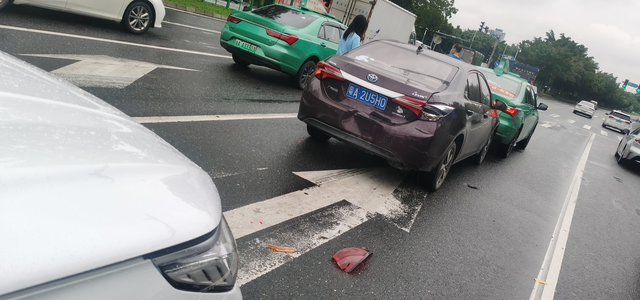 自动驾驶60码的时速识别不出来追尾了这次不知道怎么自动驾驶识别不出前方车辆，追