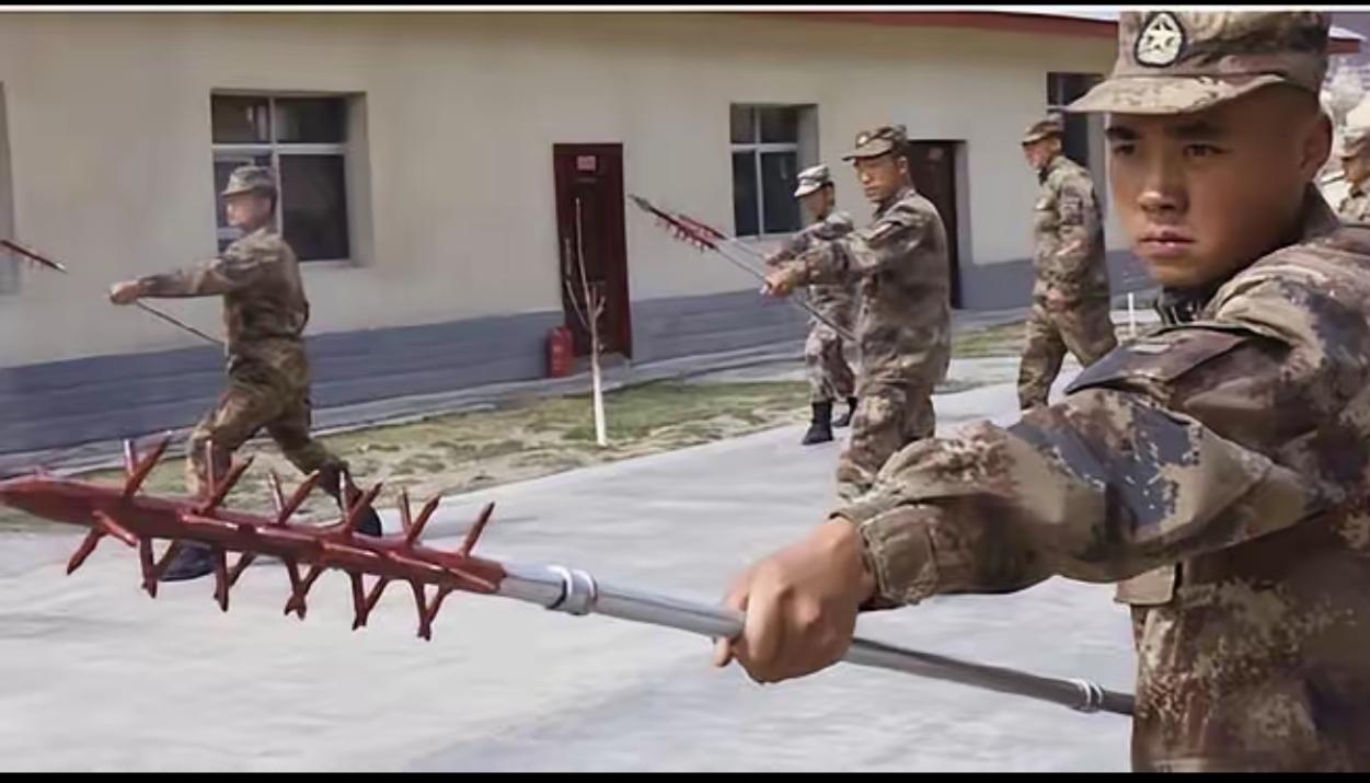 别小看解放军的这款兵器太复古，在特定环境下对付特定的对手特别管用，比如西南边陲。