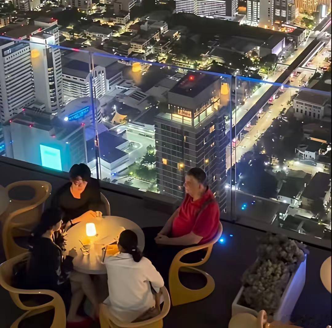 曝Lisa新恋情曝疑似Lisa新恋情外网吃瓜消息持续发酵，Lisa携家人与疑似男