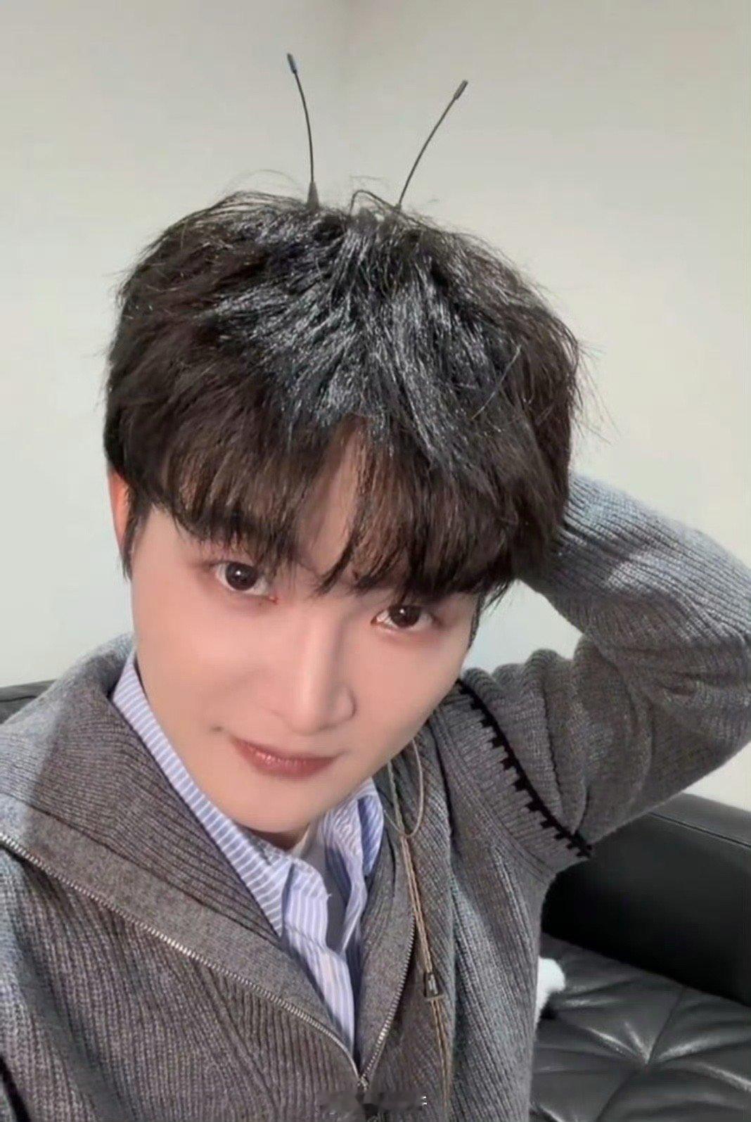 周深螂的诱惑听说周深在深圳长了双马尾？走近一看是耳返巧思！自己举着演绎“螂的