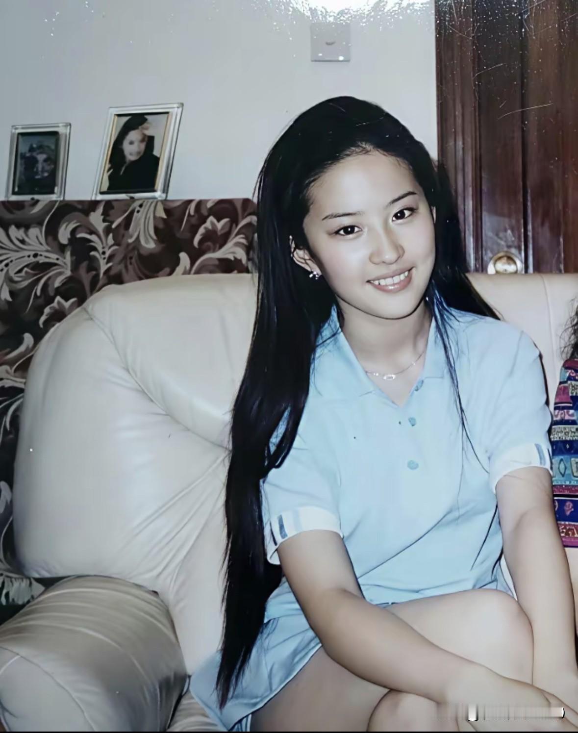 旧时光里的刘亦菲，一颦一笑，都像从老电影里走出来的白月光