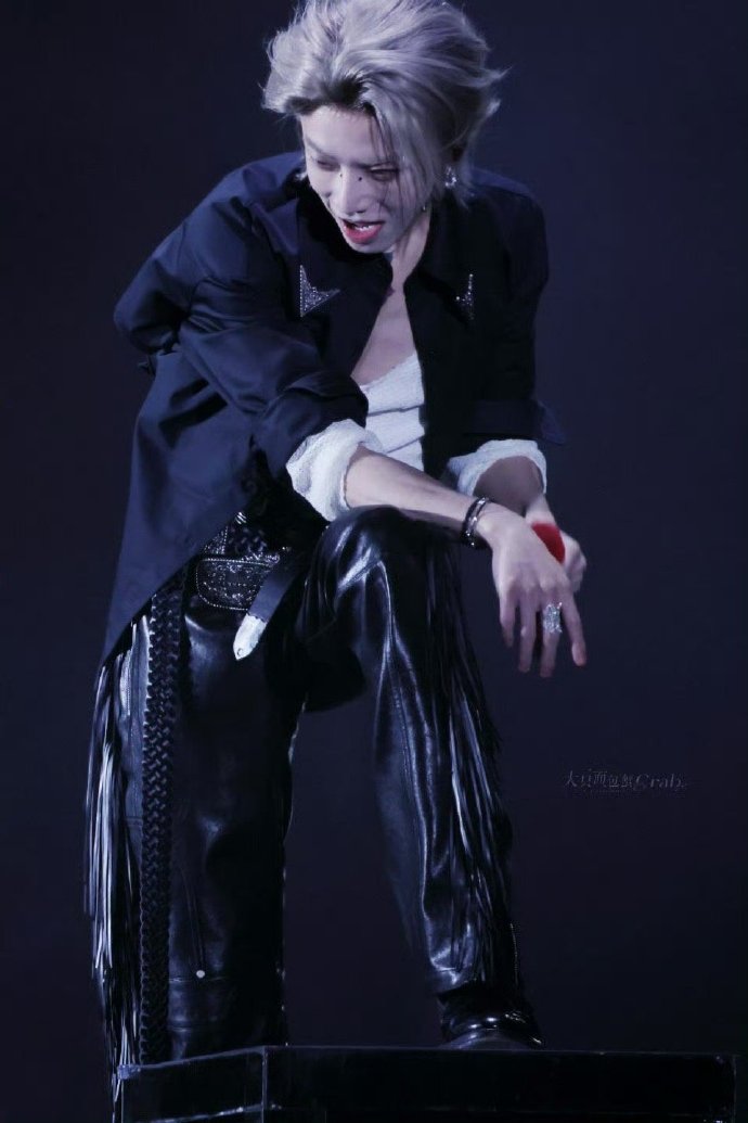 热血番男主的精髓是什么？是进化。华晨宇深谙此道。从色彩到剪裁，从音域到舞台掌控，