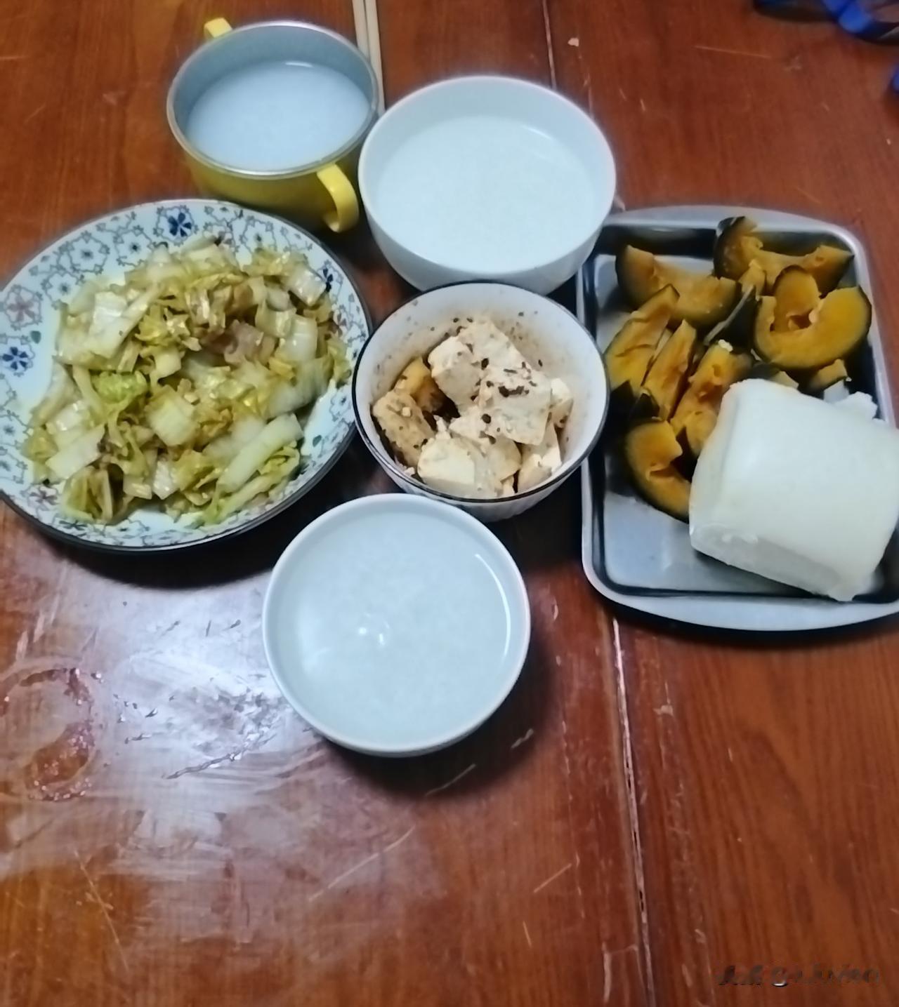 周日早餐。今天是我做的早饭，7点半起床，反正也不上班，慢悠悠地来吧。洗漱好后