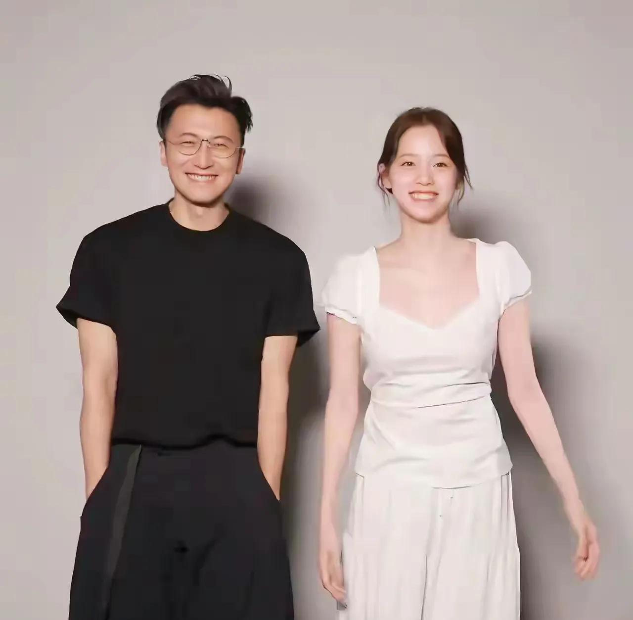 还是喜欢和小姑娘一起上节目呀谢霆锋笑的见牙不见眼修图后看着年龄差距不大就是