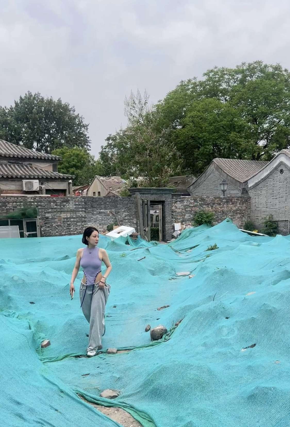 美女一人在这里干什么？