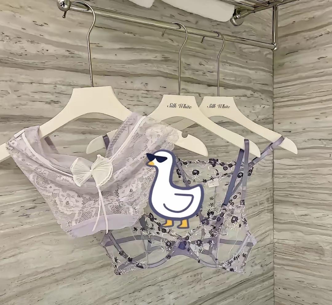 和闺密住酒店那晚，发现她直接把换下的内衣晾在窗边。问她为啥不收起来，她说这是给男