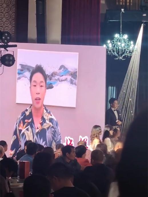 烧饼、岳云鹏给霄字科师弟送上新婚祝福。德云社霄字科演员刘霄田大婚，烧饼、岳云鹏虽