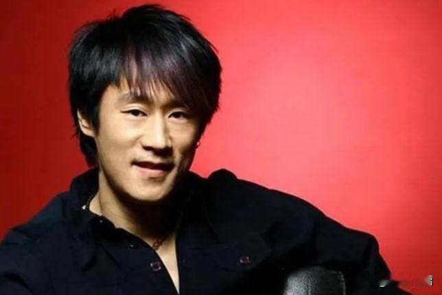 本来长得就像老太太，还梳了一个老太太的发型，宽爷是真的自信啊！话说想当年这可