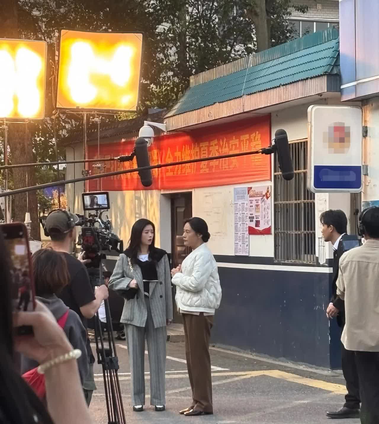 见过蒋欣的群演朋友说：第一次站在蒋欣身边时，激动到颤抖！蒋欣本人很高，皮