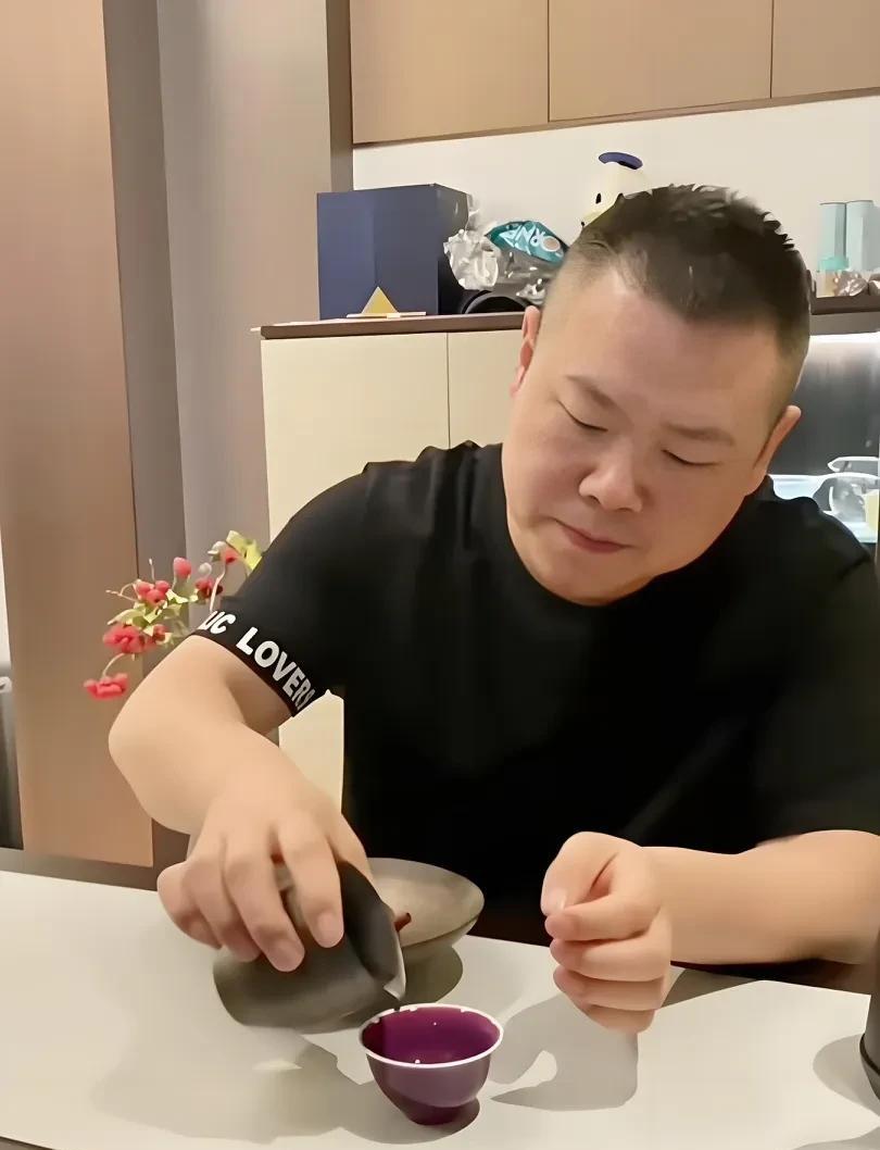岳云鹏拍段子，无意间说的一句话，暴露和师傅郭德纲的真实关系，真不是一般的相处