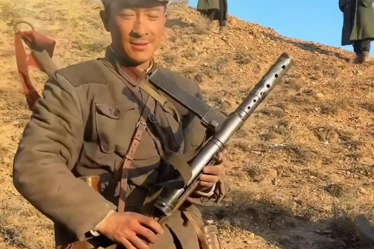 有人在视频里展示一把老式冲锋枪，说这是拍戏专用的家伙，里面塞的是空包弹。弹头早被