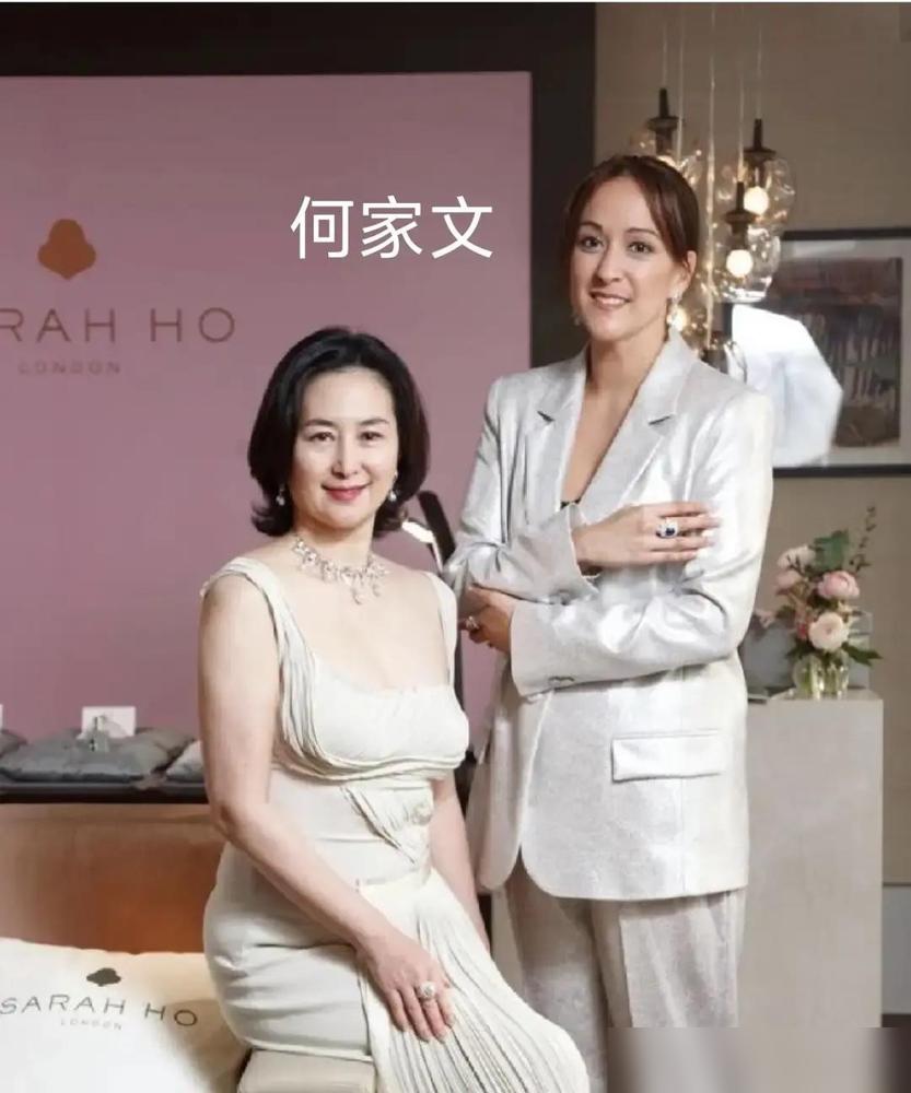 赌王葬礼上，何超琼一身珠宝千万，站在她旁边的亲妹妹何超雄，穿得像个来帮忙的亲戚。