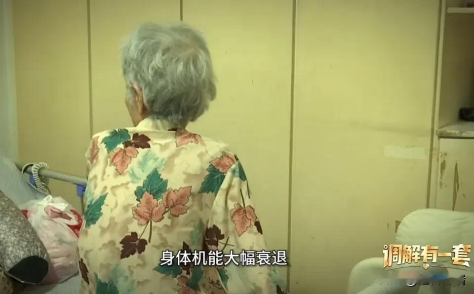 福建88岁阿婆卖房掏127万给孙子买房！自己摔瘫后儿子月入仅600求孙子分担，孙