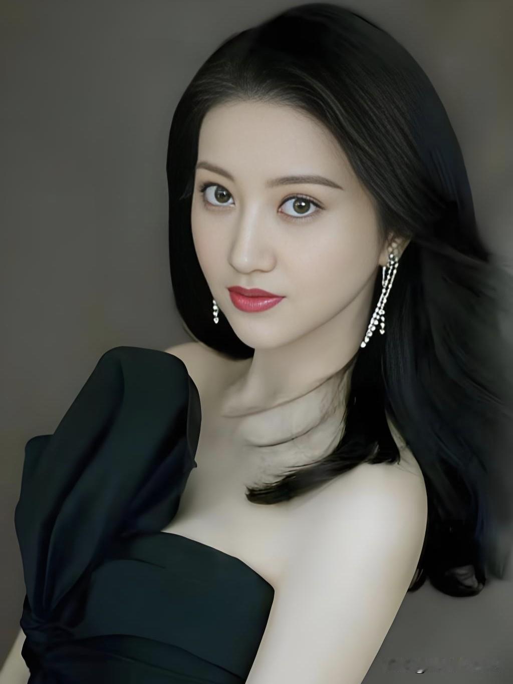 ✨景甜|人间富贵花眸含秋水，笑靥如花。从《大唐荣耀》的温婉沈珍珠到《司