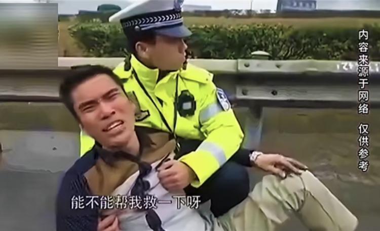 2015年一车辆在高速侧翻，司机陈先生抱着交警大哭：“我该死啊，我的老婆儿子。”