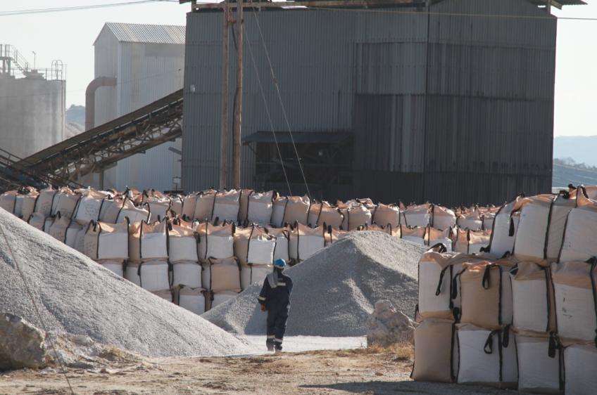 津巴布韦这一纸锂矿出口禁令，直接把国内锂产业链的生死线划死了！没有缓冲，没有过渡