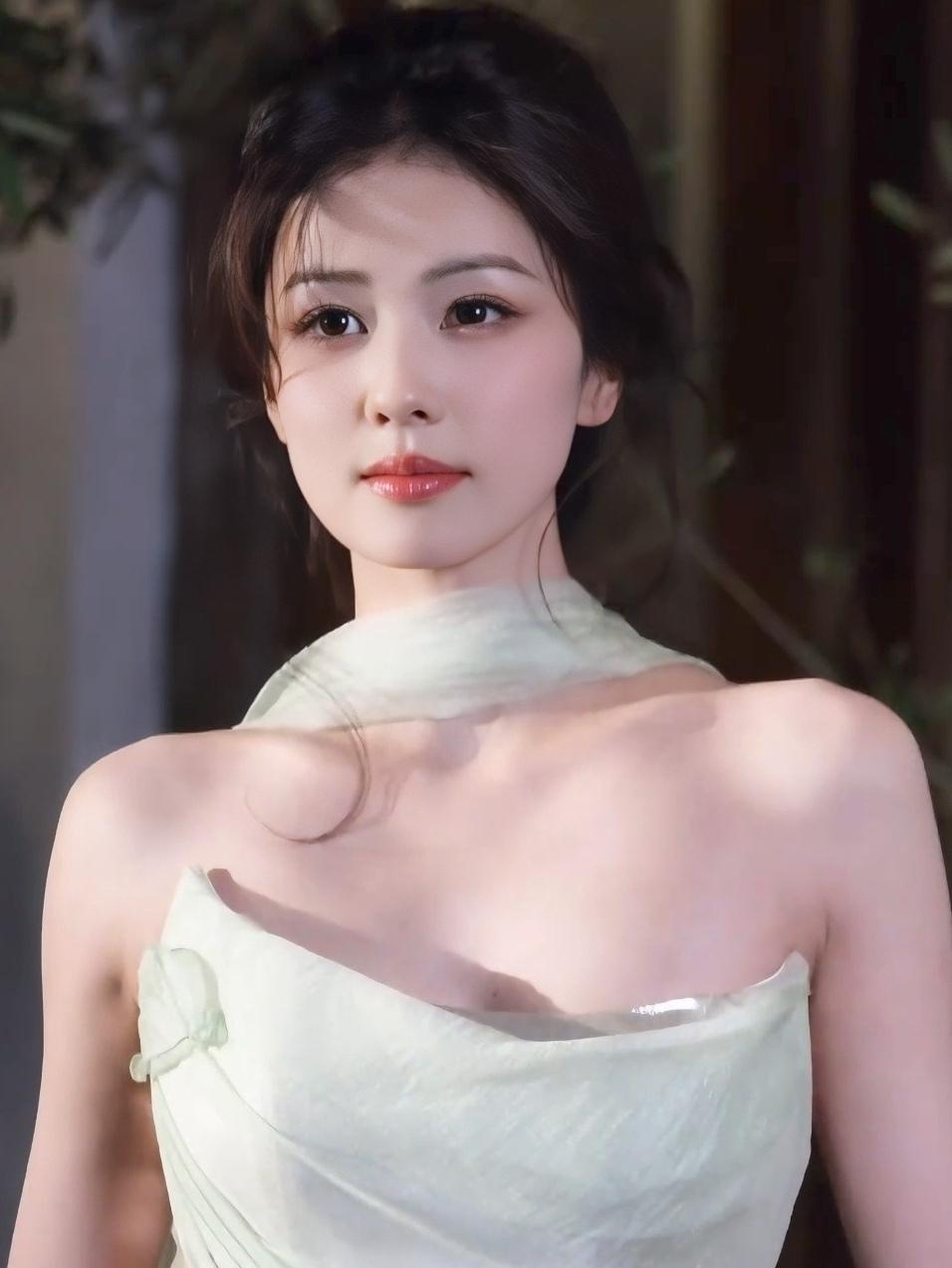 白鹿这组白月光礼服造型，直接美到封神！白鹿这组白月光礼服造型，真的美到失语。