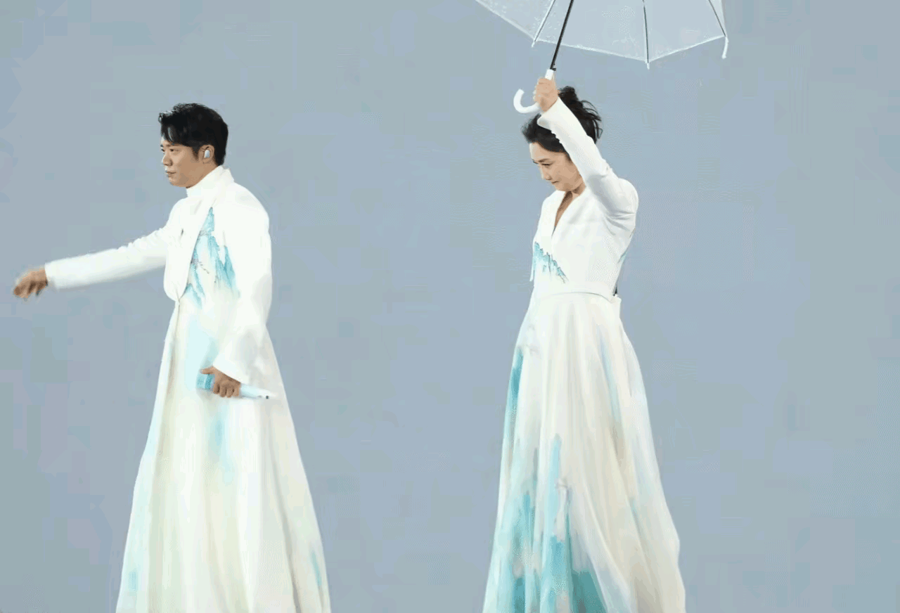 终于知道凤凰传奇为啥能够一直火下去了！曾毅耍帅把雨伞扔了，估计没有提前通知玲华