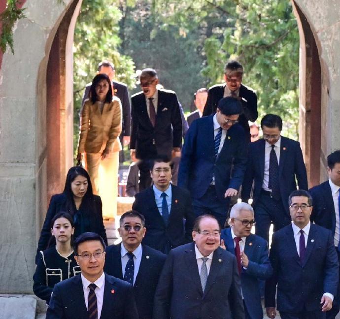 接任跑路的尹乃菁，陈以信他应该跟郑的关系不错，四五月份的时候，郑派他去欧洲一趟，