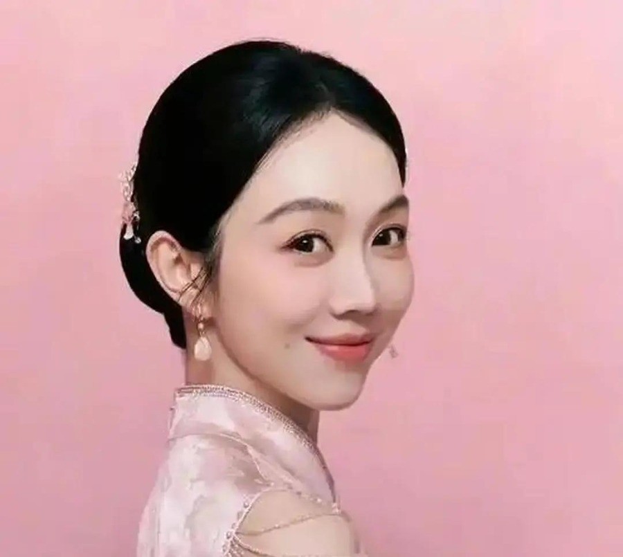 宋丹丹认姜妍当干女儿那天，很多人觉得这事有后续。巴图还单着。李雪琴在节目里当面问姜妍：丹妈撮合过你和