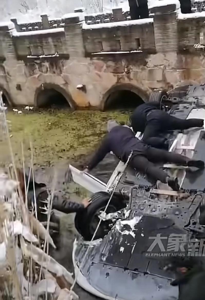 太幸运了，多亏了遇到这些好心人河南信阳最近下了很大的雪，一位母亲开车带着孩子在