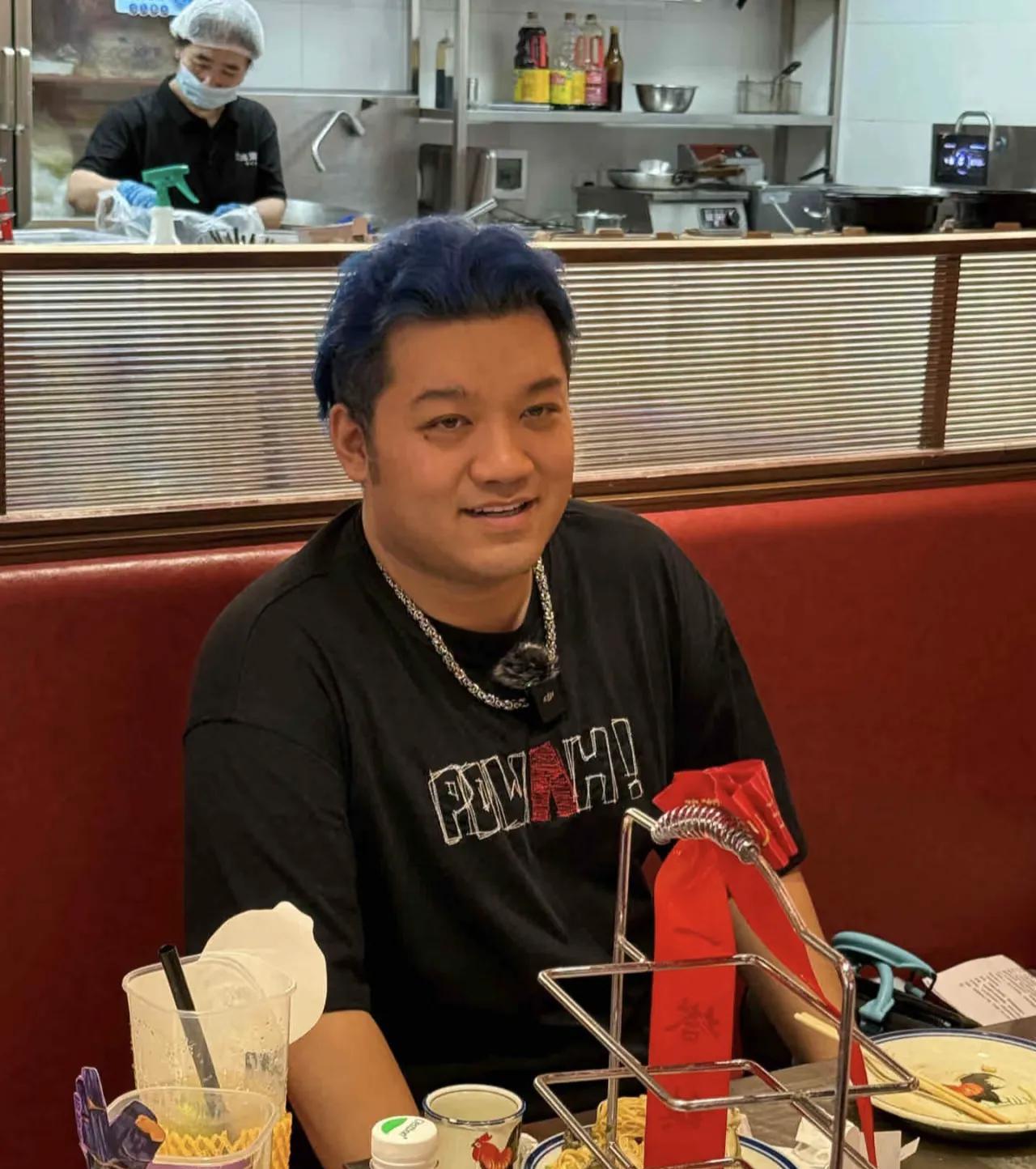 28岁尤浩然在北京三里屯吃火锅，他染了一头蓝发，穿衣打扮太一言难尽了！他不管理身
