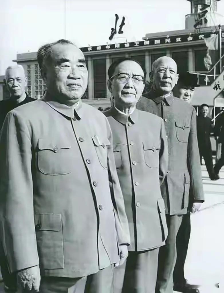 1958年，朱德元帅（左一）与郭沫若（左二）、李维汉（左三）等在首都机场迎接外宾